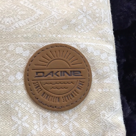 Beautiful Dakine crossbody NWOT - Picture 3 of 4
